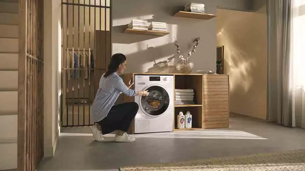 Žena u pračky Miele WWD 380 WCS_02