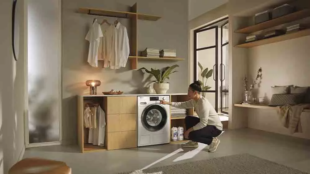 Muž nastavuje pračku Miele WWG 880 WCS_04