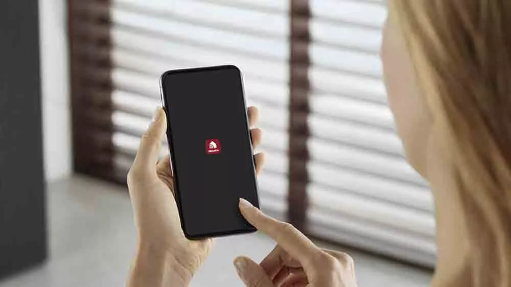 Žena se smartphonem a aplikac&iacute; Miele@home_07