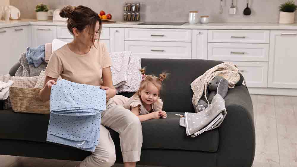 Matka s malou dcérou skladajú prádlo_06