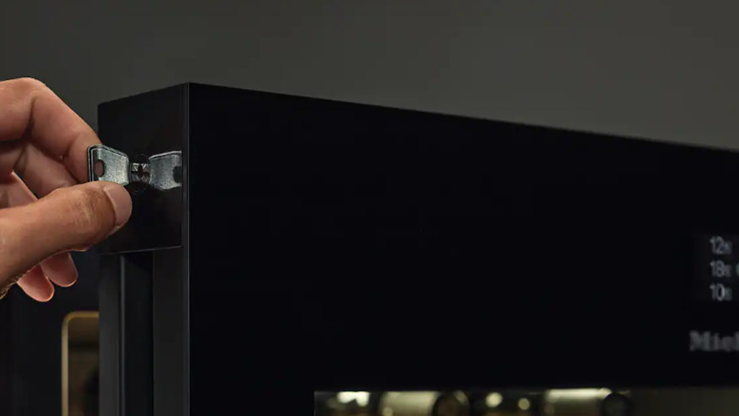 Zámek vinotéky Miele KWT 4584 E