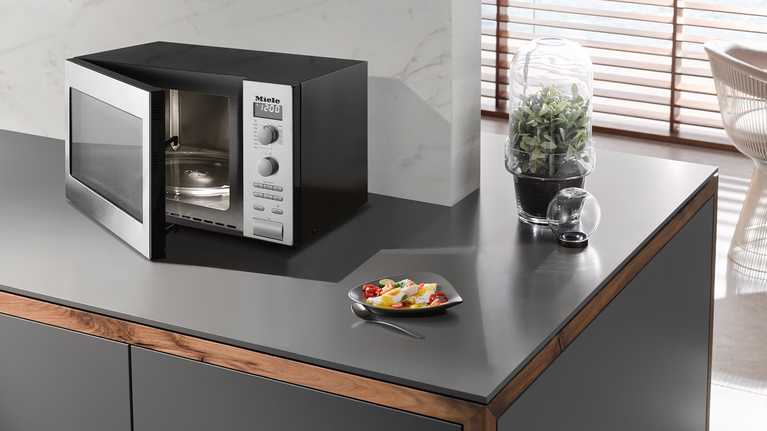 Mikrovlnná trouba Miele M 6012 SC na kuchyňské lince
