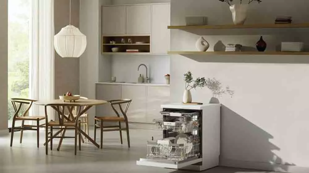 Myčka Miele G 7210 SC instalovan&aacute; v kuchyni naplněn&aacute; n&aacute;dob&iacute;m_02