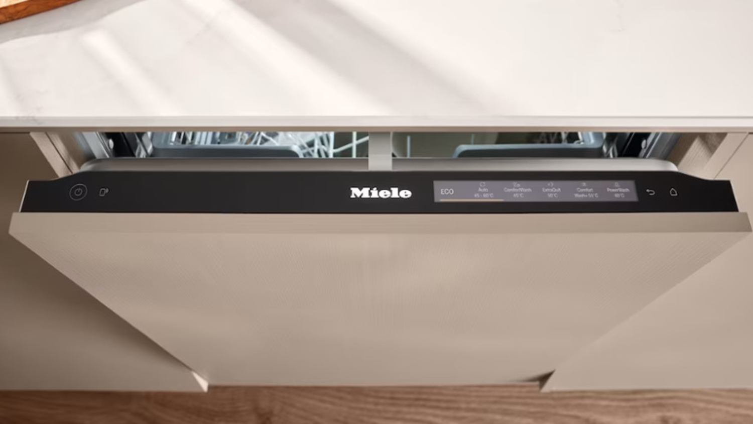 Um&yacute;vačka Miele G 7210 SCi s pootvoren&yacute;mi dvierkami