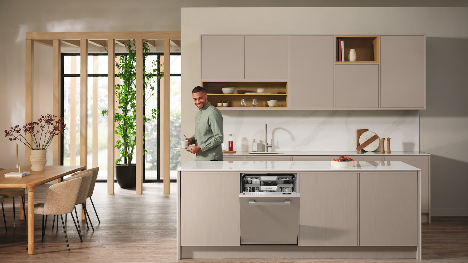 Um&yacute;vačka Miele G 7260 SCVi in&scaron;talovan&aacute; v kuchyni