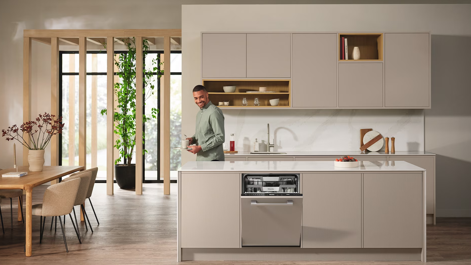 Um&yacute;vačka Miele G 7651 SCVi in&scaron;talovan&aacute; v kuchyni