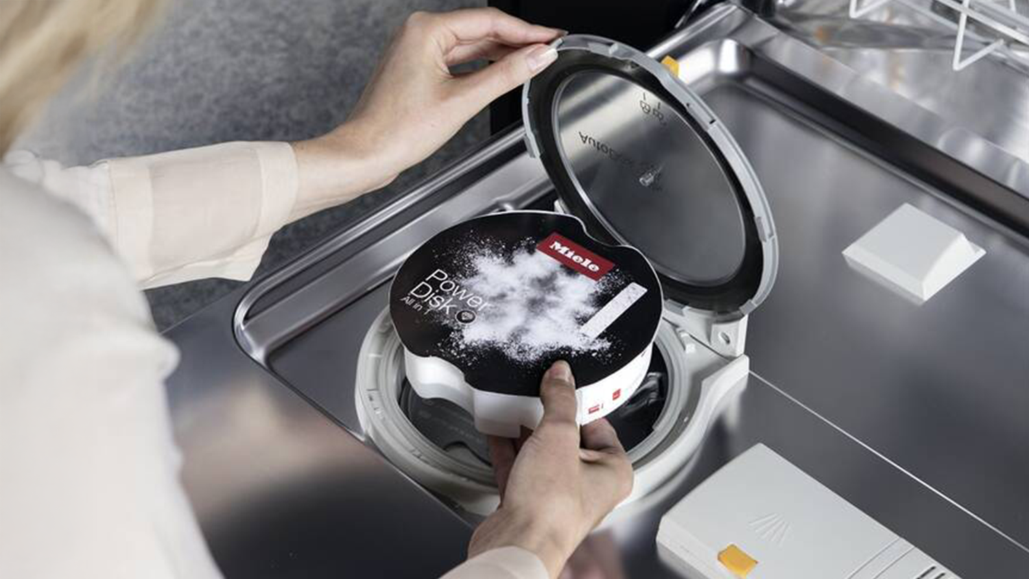 Žena drž&iacute; PowerDisk um&yacute;vačky Miele G 7658 SCVi XXL