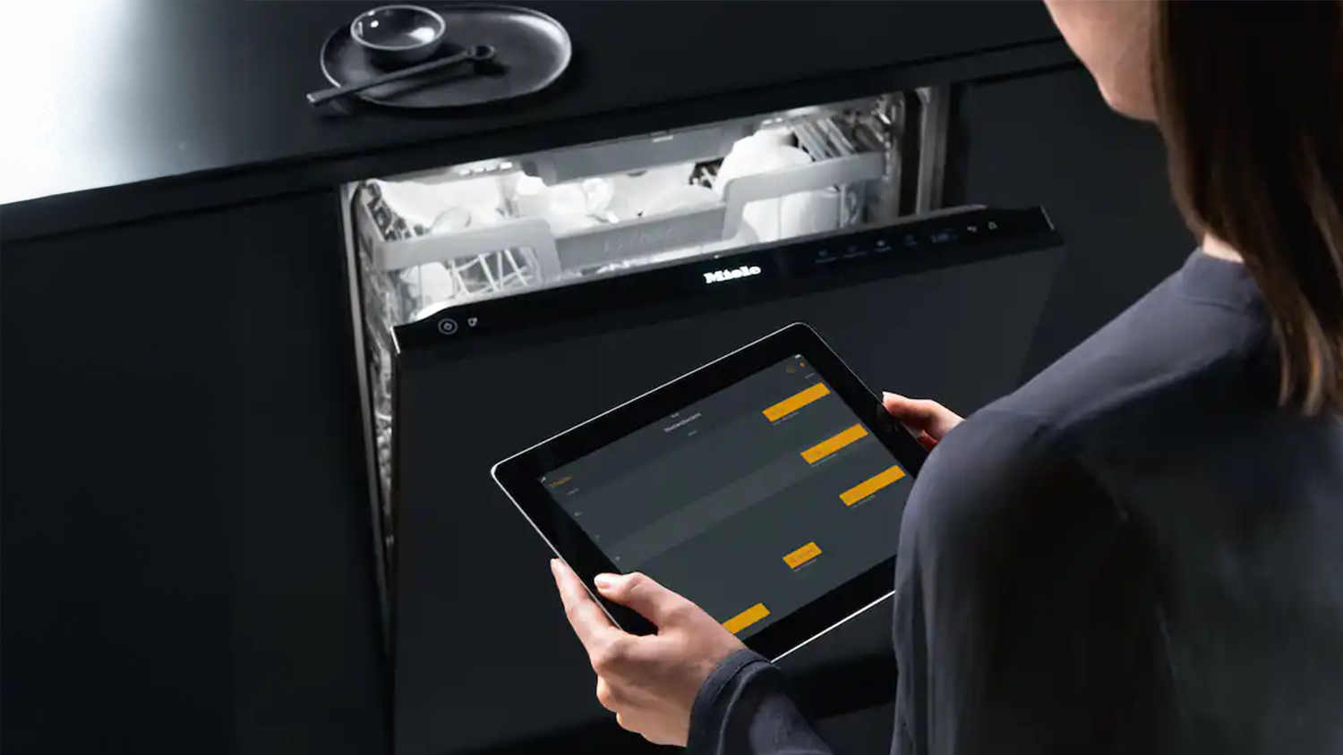 Žena diaľkovo ovl&aacute;da um&yacute;vačku Miele G 7658 SCVi XXL