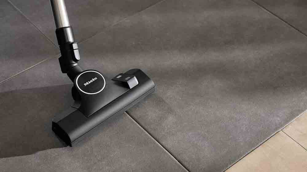 Vys&aacute;v&aacute;n&iacute; s podlahovou trubic&iacute; vysavače Miele Guard M1 Flex_04