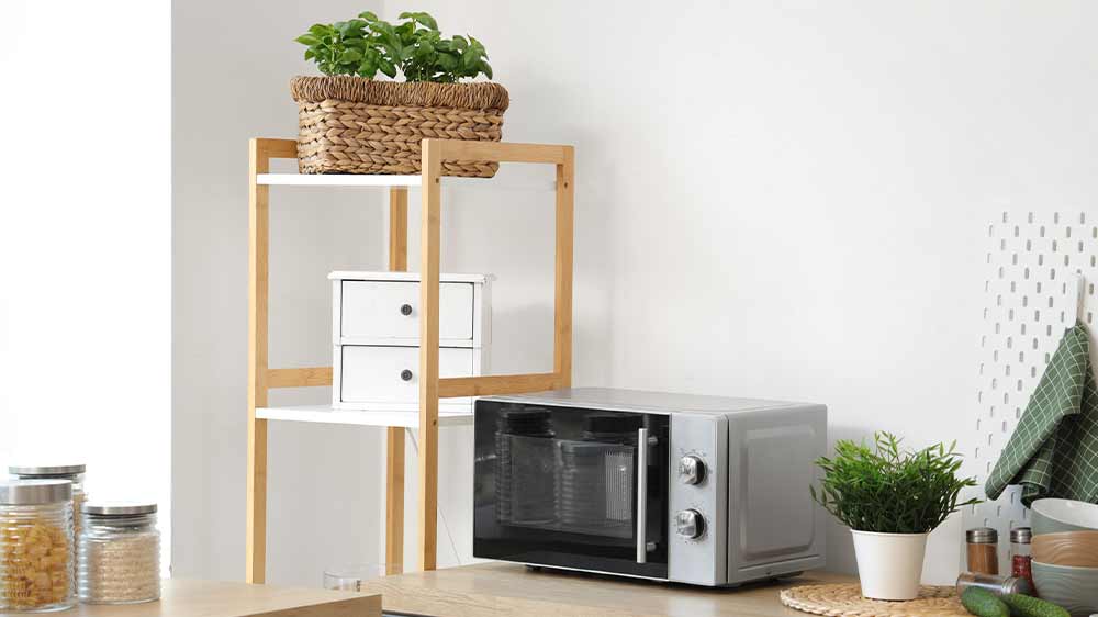Mikrovlnn&aacute; trouba v kuchyni na lince a vedle men&scaron;&iacute; dřevěn&yacute; reg&aacute;l_02