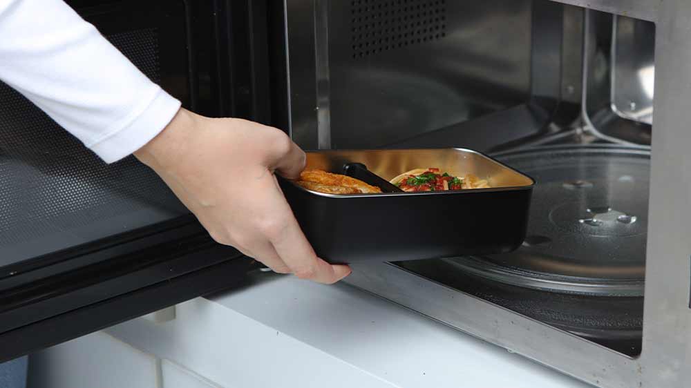 Vkládání jídla do mikrovlnné trouby_03
