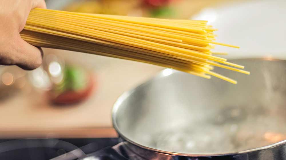 &Scaron;pagety s pozad&iacute;m hrnce s vař&iacute;c&iacute; vodou_02