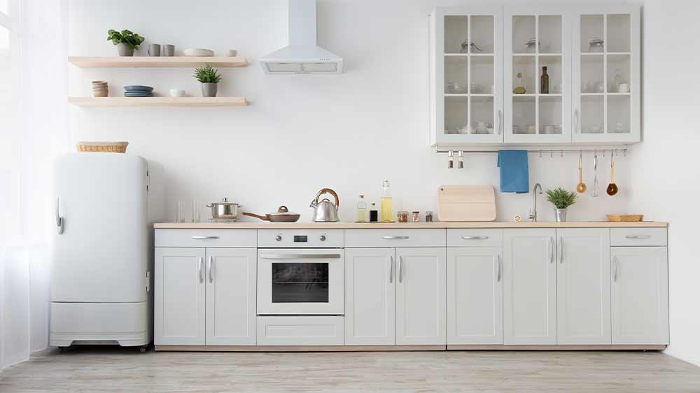 Bílá kuchyňská linka s komínovou digestoří v bílé barvě_02