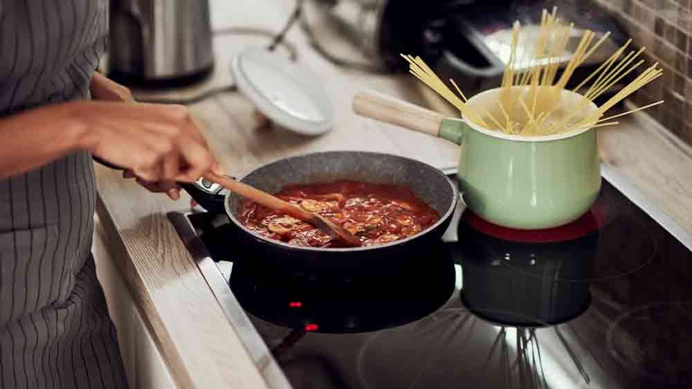 Žena vař&iacute; v kuchyni_04