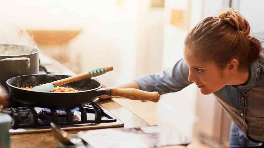 Žena vaří a smaží u plotny_02