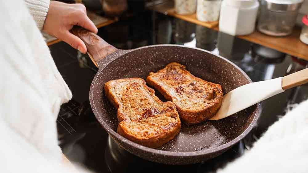 Žena opéká chleby na pánvi_02