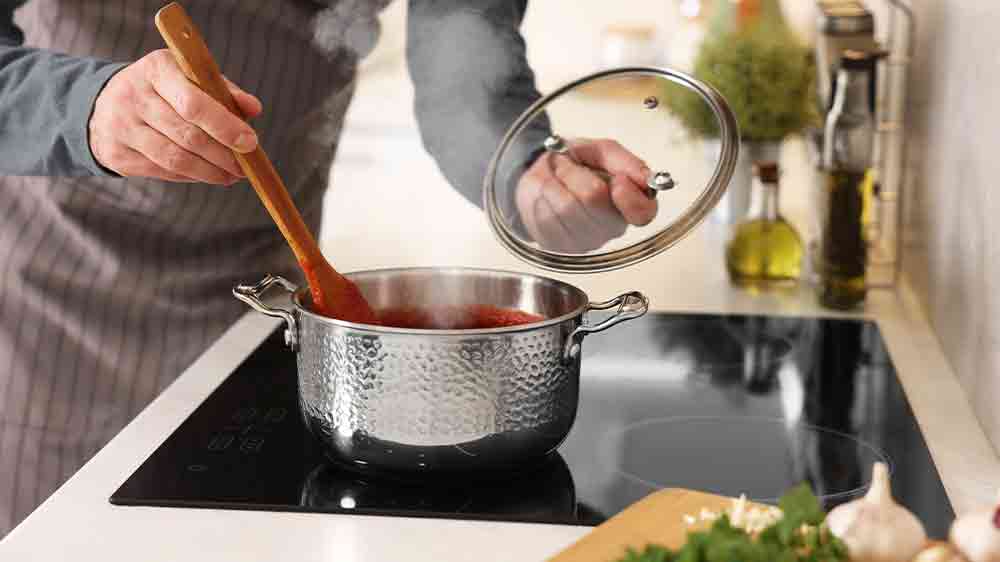 Muž vař&iacute; pol&eacute;vku_02