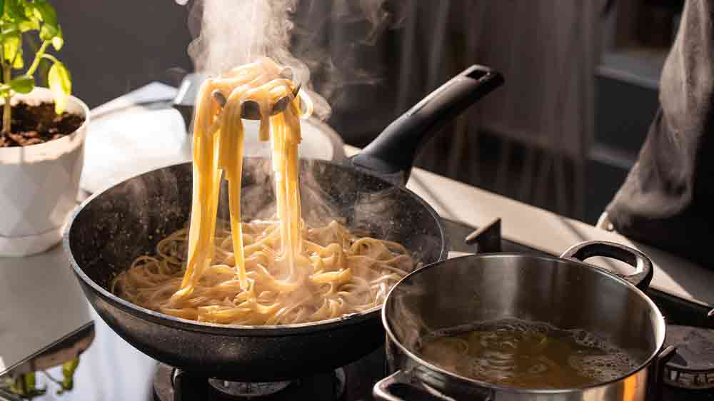 Hork&eacute; těstoviny v p&aacute;nvi_03