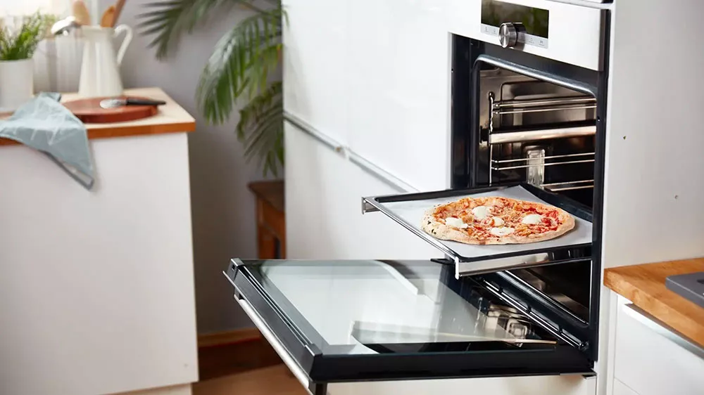 Vysunutý plech s pečenou pizzou z trouby Mora VT 332CX_02