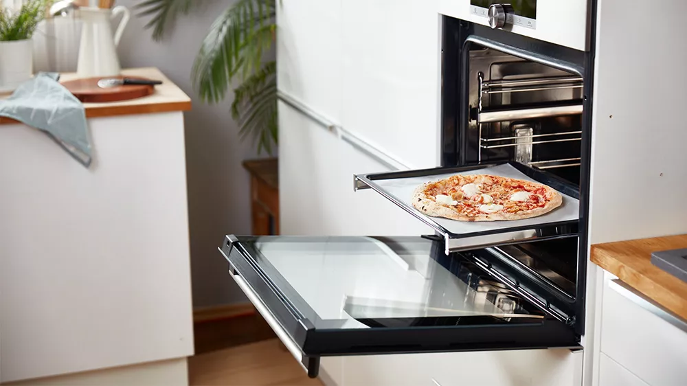 Vysunutý plech s upečenou pizzou z elektrické trouby Mora VTPS 777 BX_23