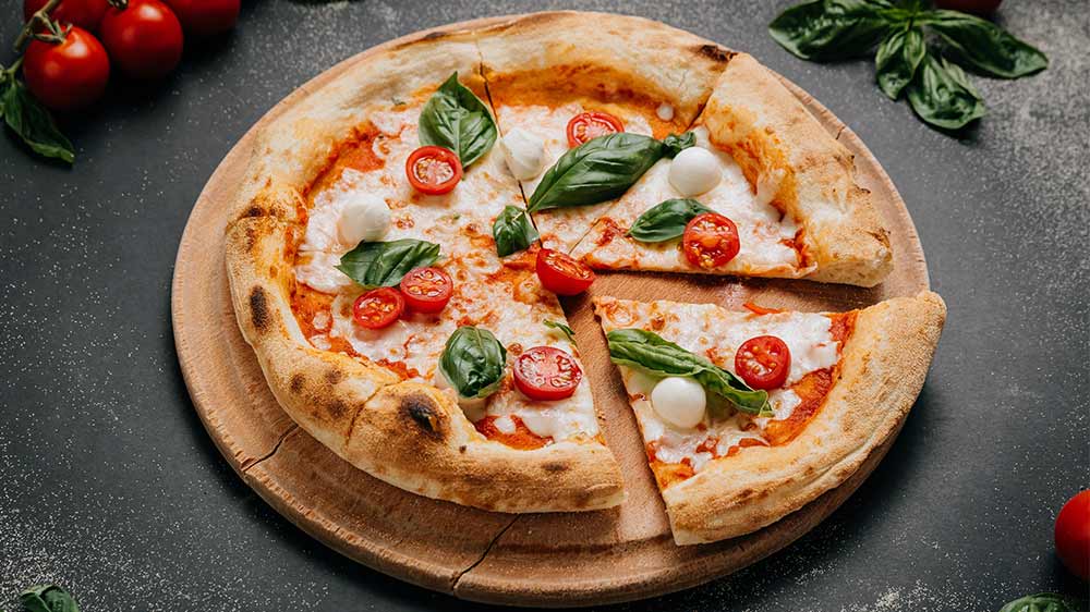 Lahodná pizza na dřevěném talíři_03