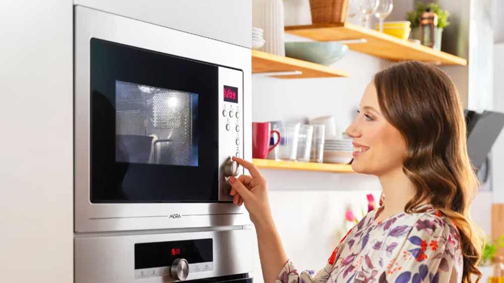 Žena nastavující výkon u mikrovlnné trouby Mora VMT 445 X_02
