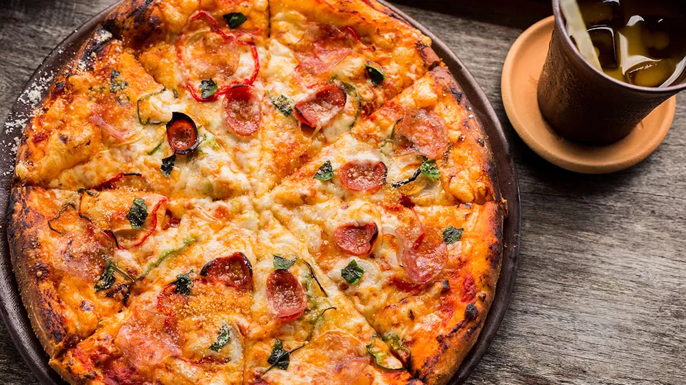 Tal&iacute;ř s upečenou celou pizzou_02