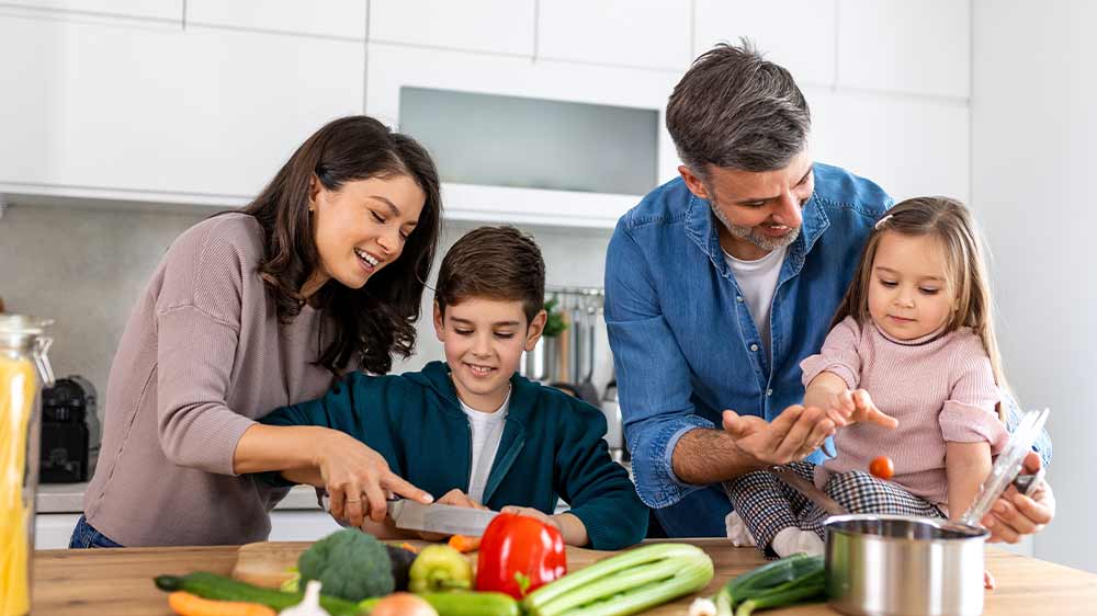 Rodiče s dětmi vaří jídlo_02