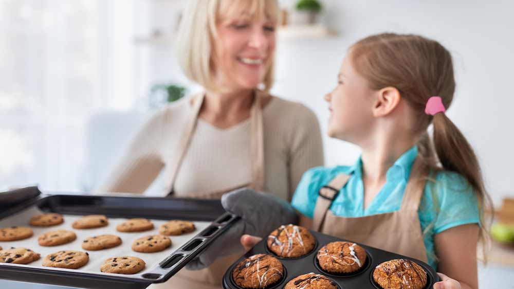 Žena s dítětem drží plechy s cukrovím_03