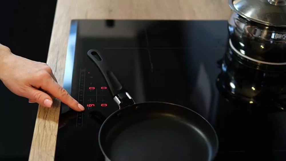 P&aacute;nvička na indukčn&iacute; varn&eacute; desce zabudovan&eacute; v pracovn&iacute; desce kuchyňsk&eacute; linky_02
