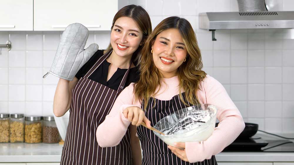 Dvě ženy pečou s úsměvem_04