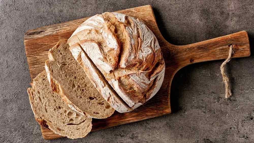 Čerstvě upečen&yacute; nakr&aacute;jen&yacute; bochn&iacute;k chleba_03