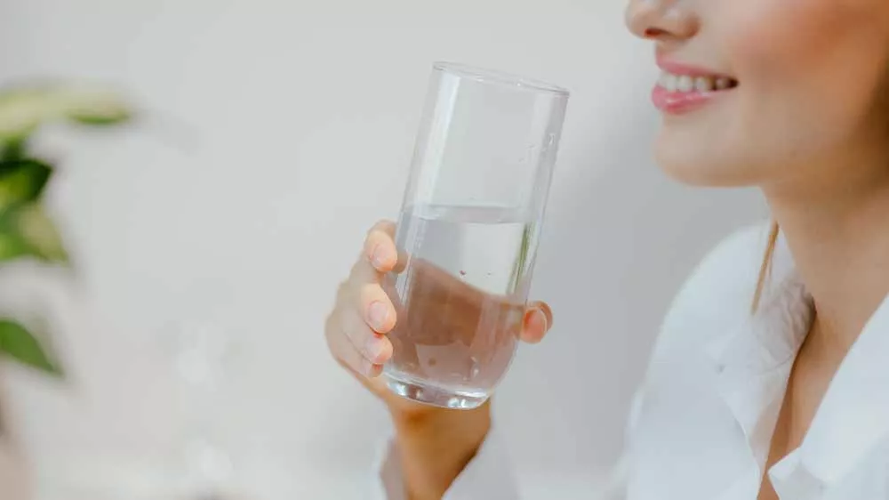 Žena pij&iacute;c&iacute; z čist&eacute; sklenice_04