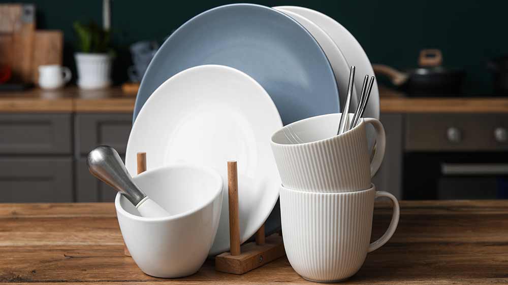 Čisté nádobí na stole_02