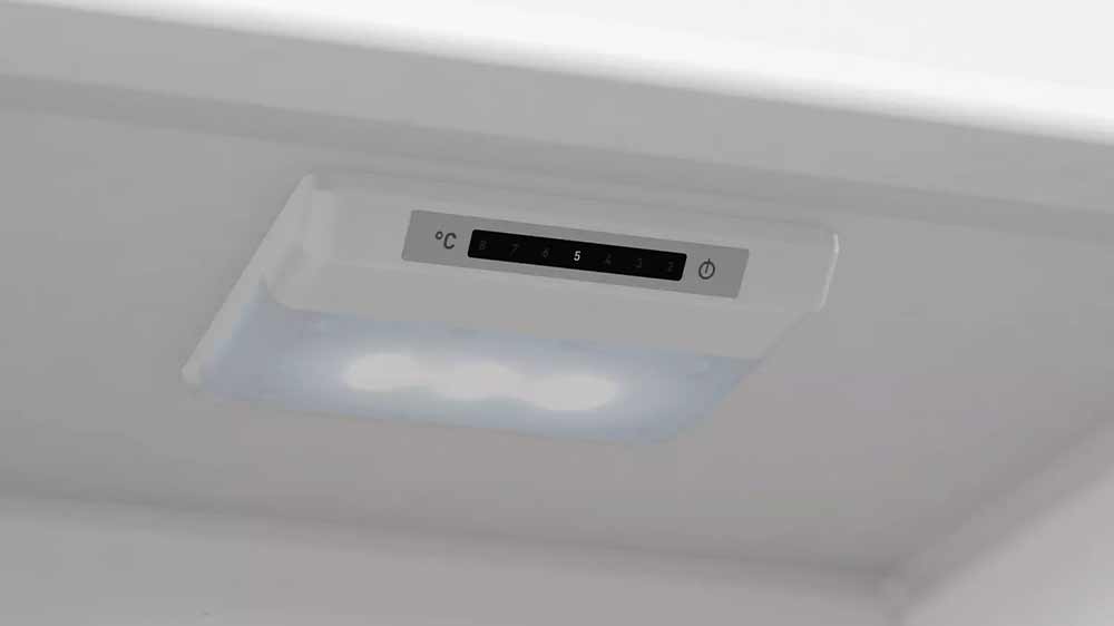 LED osvětlení vestavné kombinované lednice Mora VCMD 3244_04