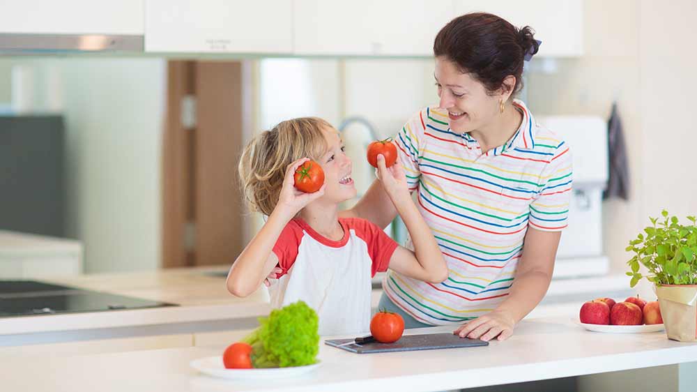 Matka s dítětem vaří v kuchyni_04