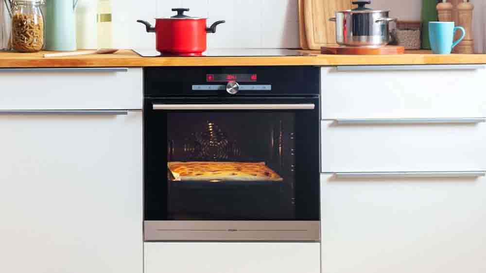 Vestavná trouba MORA zabudovaná v kuchyni_04