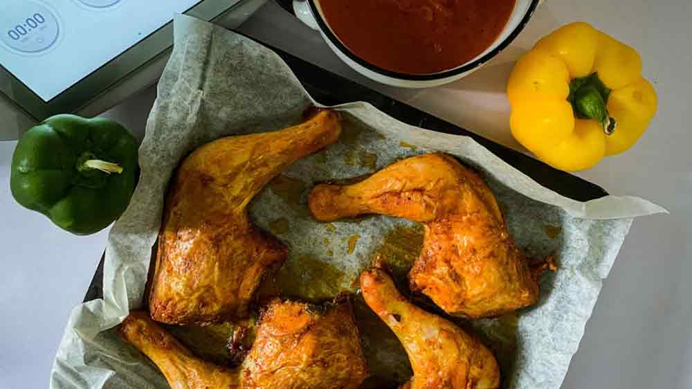 Kuřecí stehna v plechu na stole_02