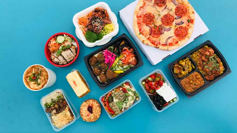 Výběr jídla z krabiček na modrém povrchu_03