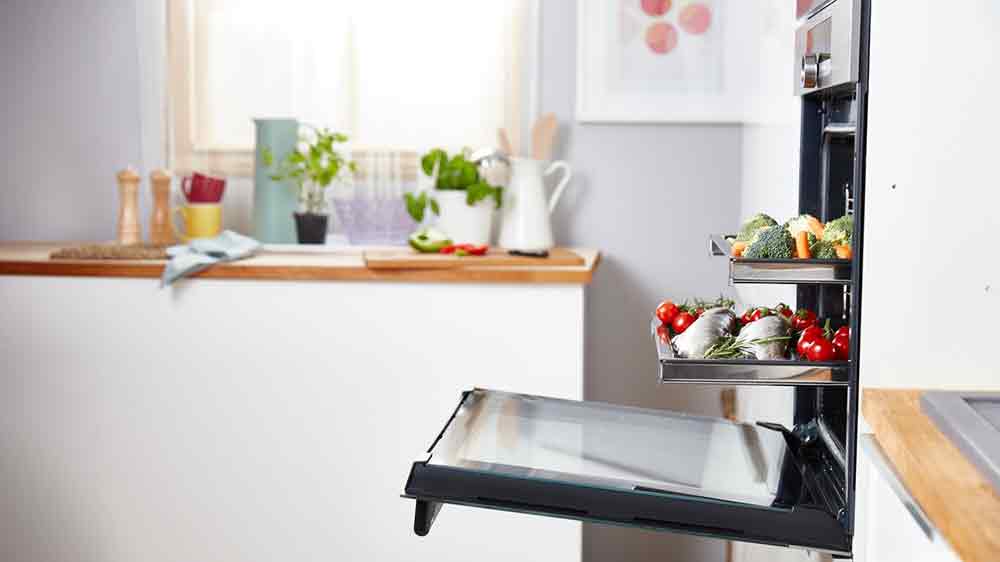 Kuchyňa a otvorená rúra Mora VTPS 555 BXB z profilu s jedlom_04