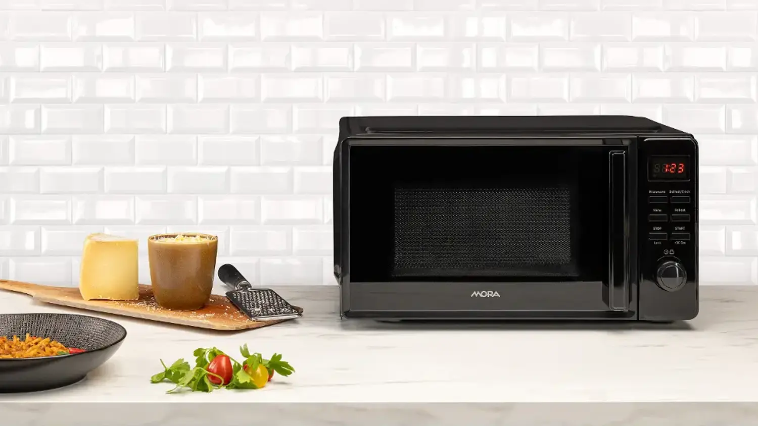 Mikrovlnn&aacute; trouba MORA na kuchyňsk&eacute; lince vedla hotov&eacute;ho j&iacute;dla v tal&iacute;ři