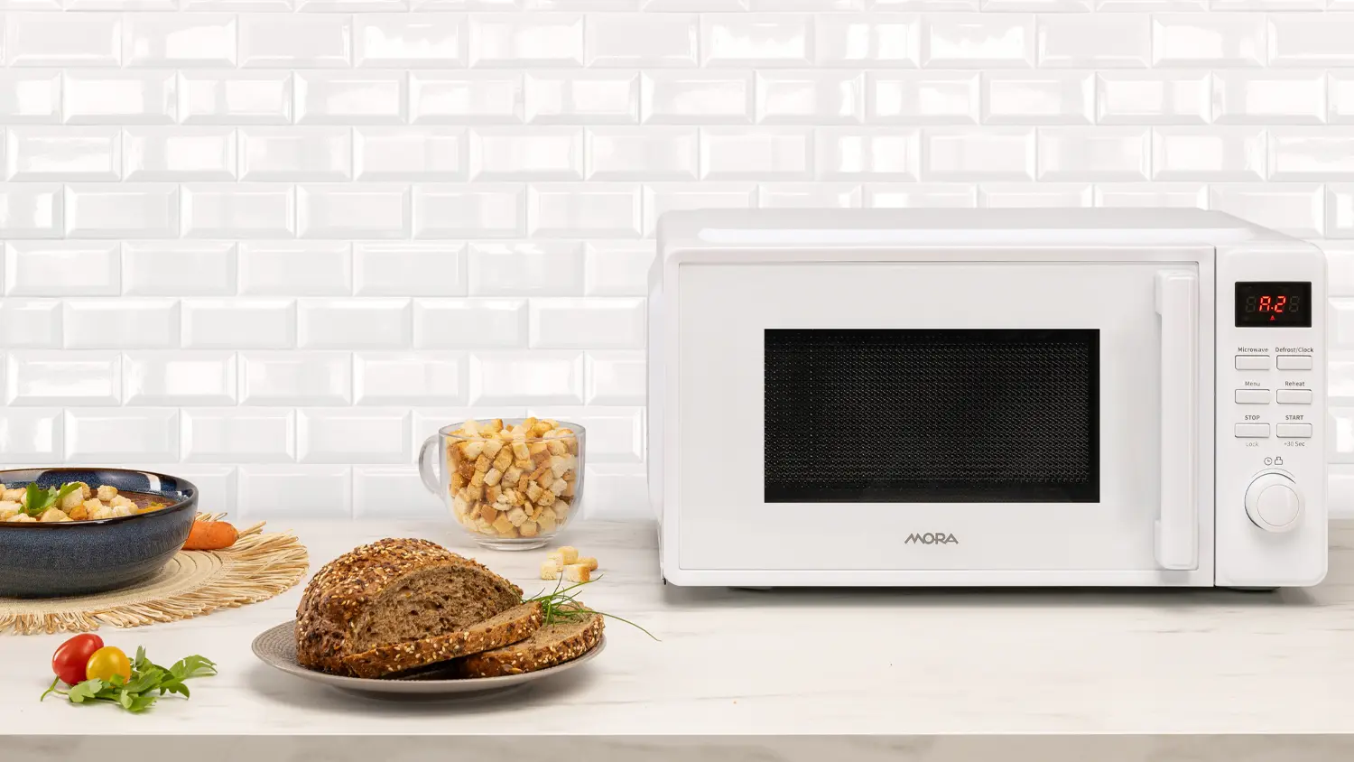 Mikrovlnn&aacute; trouba MORA na kuchyňsk&eacute; lince vedla hotov&eacute;ho j&iacute;dla v tal&iacute;ři