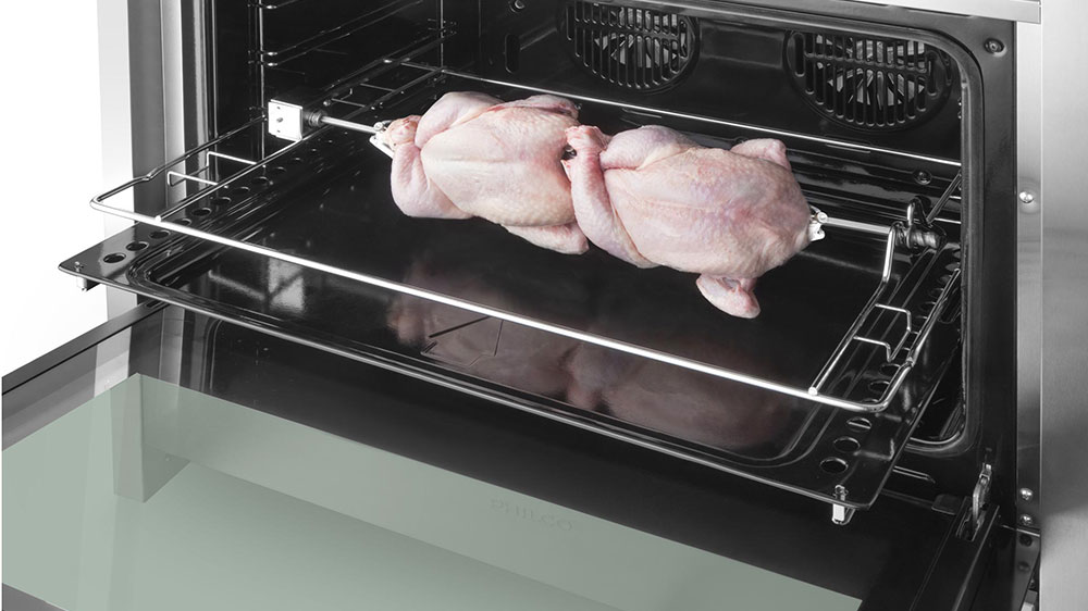 Kuře na grilovac&iacute;m rožni v kombinovan&eacute;m spor&aacute;ku Philco PCGD 900 X_05