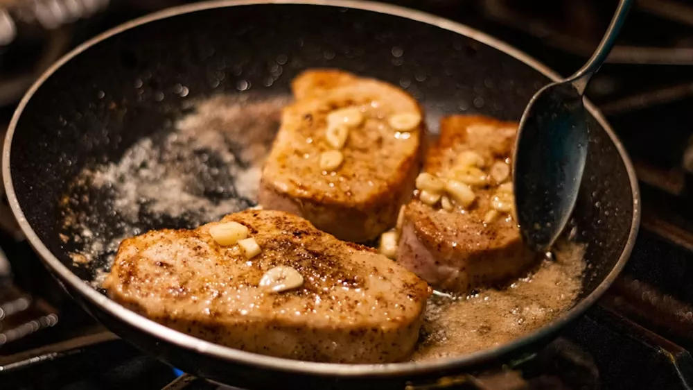 Tři plátky masa s česnekem smažené na pánvi_03