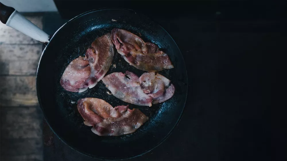 Smažen&aacute; slanina na p&aacute;nvi_03