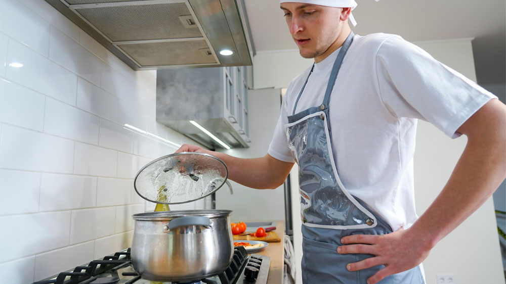 Vaření pod výsuvným odsavačem par_03