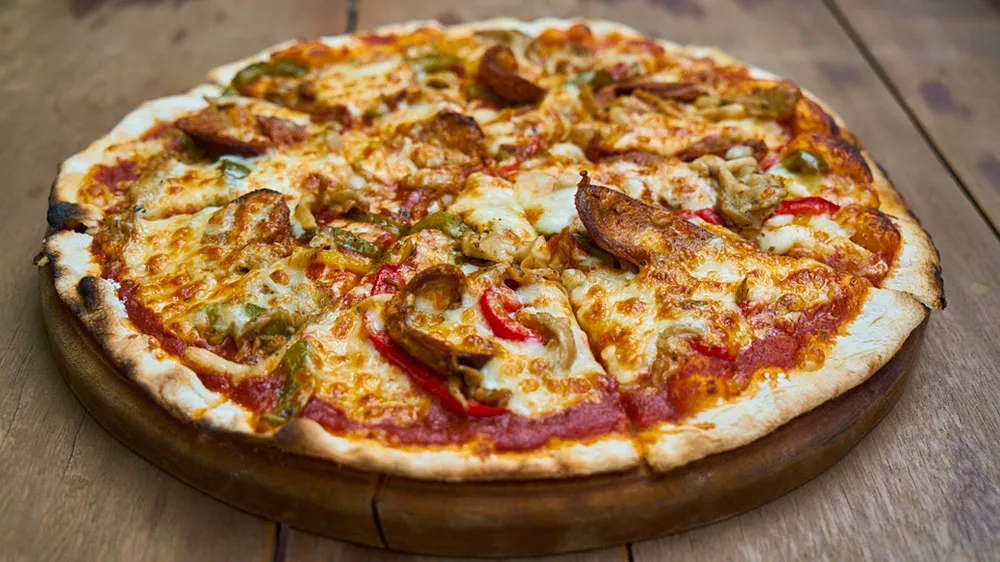 Čerstvě upečen&aacute; pizza_03