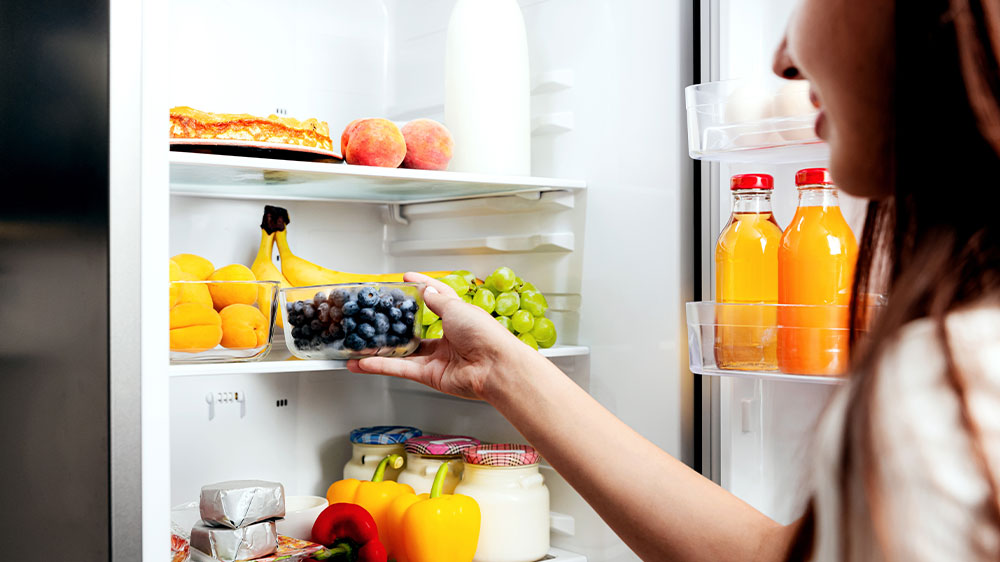 Žena před otevřenou lednicí_02