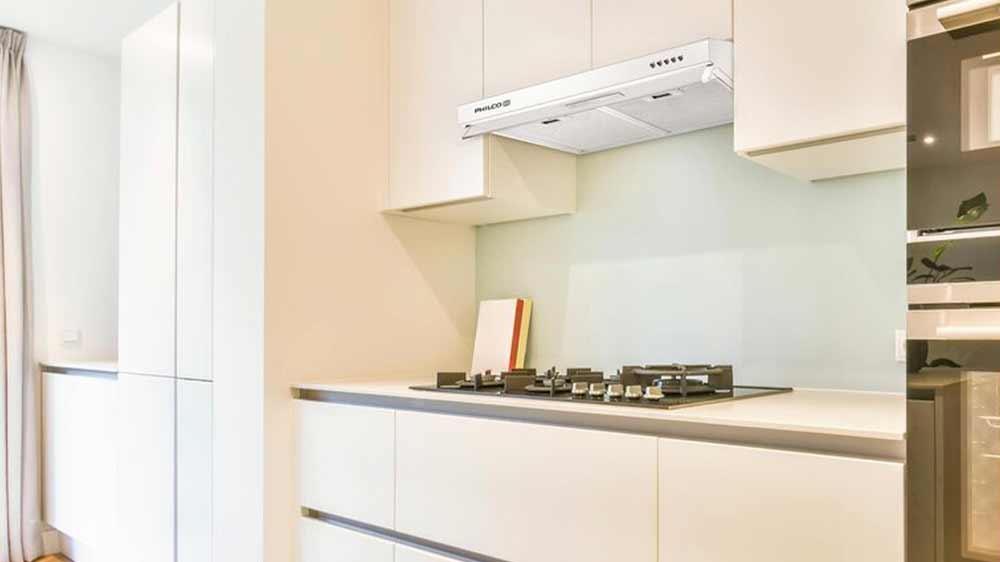 Podvěsný odsavač Philco PEC 1925 AW zabudovaný nad sporákem_02