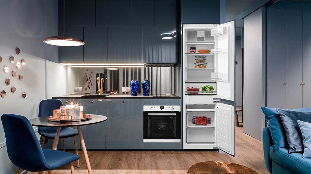 Vestavn&aacute; kombinovan&aacute; chladnička Philco PCNI 1773 DBI instalovan&aacute; do kuchyňsk&eacute; linky_03